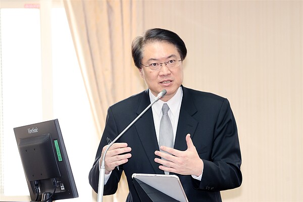 內政部長林右昌昨赴立法院內政委員會列席,就0403花蓮大地震災後救助、重建規畫及補助方式專案報告並備詢。記者蘇健忠/攝影