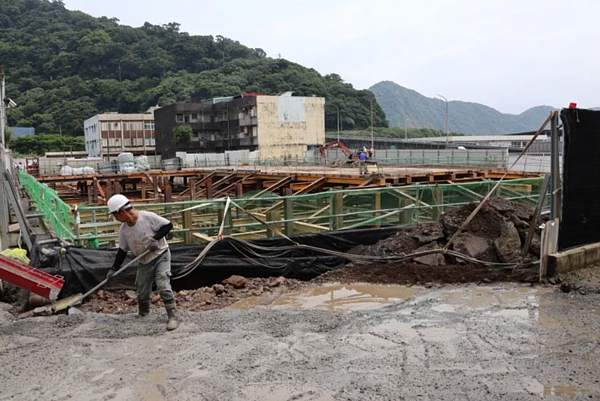 蘇澳煙波大飯店工程進入地下室開挖,卻造成周邊道路坍陷出現2米「天坑」,承包商緊急進行回填。圖/蘇澳鎮公所提供