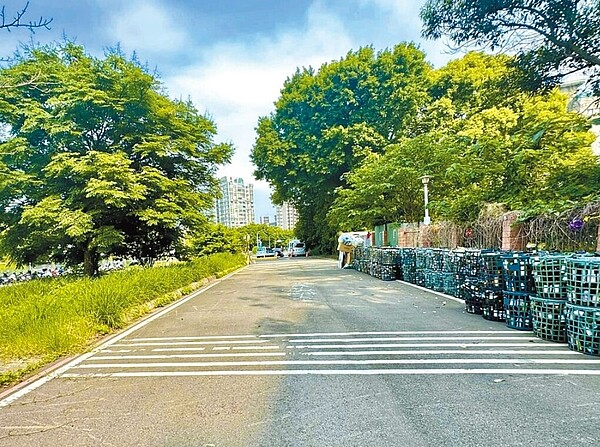 桃園市平鎮區乙未保台紀念公園周邊公29土地活化,先前傳出要蓋籃球場,因是當地資源回收站出入必經之路,里鄰長持不同看法,市議員舒翠玲、陳韋曄呼籲相關局處應辦公聽會,聽取地方意見再評估執行。圖/舒翠玲提供