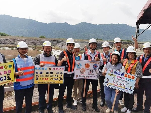 桃園市長張善政(中)視察大嵙崁清淤輸送系統工程清淤道路,同時也宣導反詐騙及打擊犯罪。圖/記者曾增勳攝影