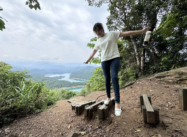 新北石碇鱷魚島景觀步道近期出現木棧道裸露情況,民眾直呼「行走猶如障礙賽中的踩高蹺」,向民代陳情。圖/陳乃瑜提供