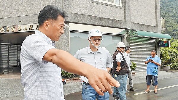 宜蘭縣蘇澳鎮煙波飯店工地附近道路塌陷出現坑洞，鎮長李明哲（左）15日到場會勘，怒批施工單位明知釀災卻未通報，並要求必須確保周邊道路、住家安全無虞才能再動工。（宜蘭縣蘇澳鎮公所提供／吳佩蓉宜蘭傳真）