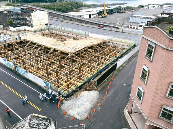 蘇澳鎮某飯店施工大量湧水、淘空地底泥沙,緊鄰工地道路塌陷2米深、20平方米「天坑」,承包商自己回填,卻未通報鎮公所與縣府挨批。圖/鎮公所提供