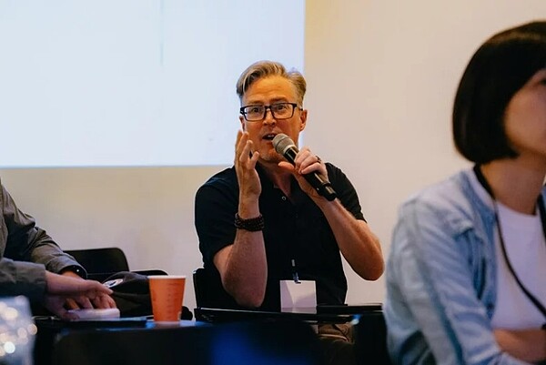 夏克立上課時積極發問問題。圖/文策院提供