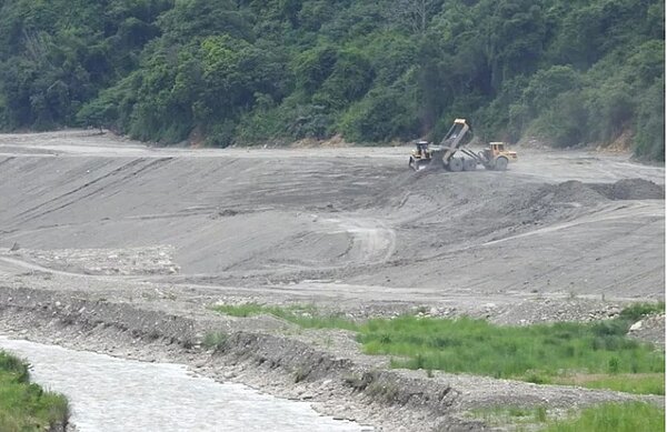 環團指控鳥嘴潭人工湖工程違反環評程序將廢土傾倒在烏溪河床，為此提行政訴訟，5月1日將開庭。 圖／聯合報系資料照片
