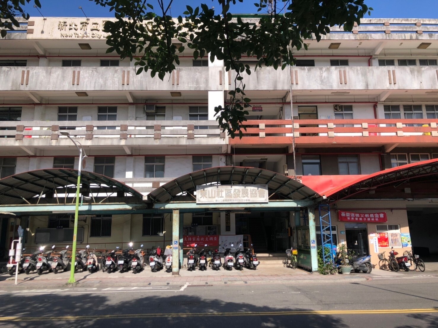 新北市樹林東昇段一處佔地約1200坪建物，內有圖書館、市民活動中心，使用約40年，存在早期海砂屋鋼筋外露問題。記者李定宇／攝影 