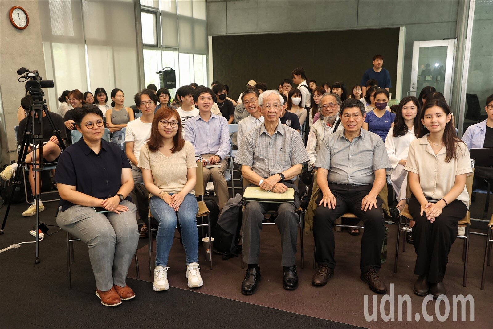 台大風險中心今天舉行「與大師面對面：李遠哲院士 淨零青年沙龍－轉型不能停、公正逗陣行：對焦公正轉型前景中的青年主體」論壇，中研院前院長李遠哲（中）出席，李遠哲和與會老師和同學合影。記者邱德祥／攝影 