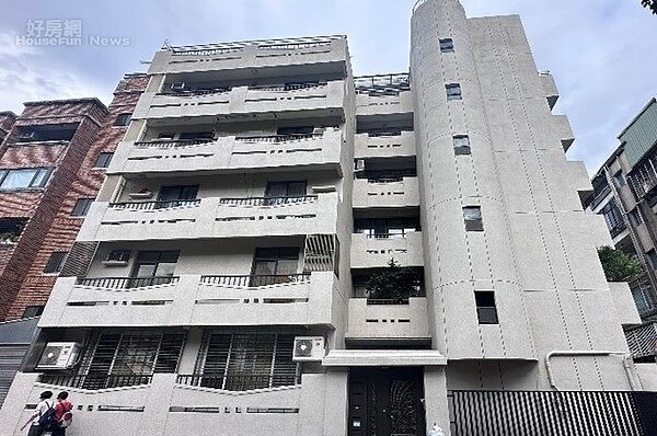 完工後增加一部安全便利的電梯,且外牆整新使用仿石漆塗料,不用擔心磁磚剝落問題。(圖/北市都市更新處提供)