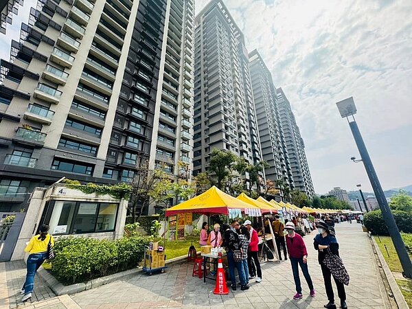 美河市社區管委會舉辦一年一次的「春天市集」活動。(圖/新店樂生活X有你有我)