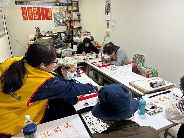 南港國宅社區書法課。（圖／南港樂生活Ｘ有你有我）