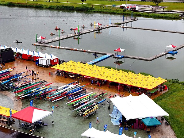 永慶房屋贊助113年全中運,鼓勵年輕小將勇敢逐夢、更提倡賽場上「先誠實再拚戰」精神。圖為113年全中運輕艇賽事/永慶房產集團提供