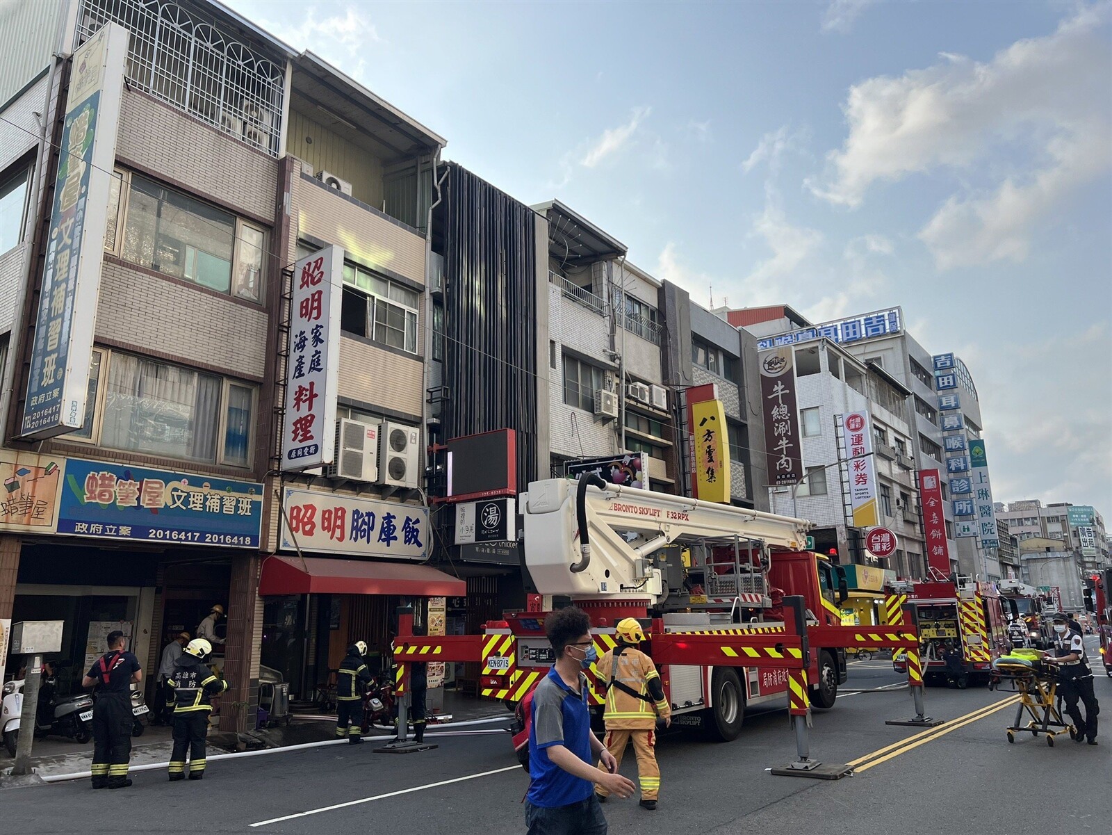 高雄市昭明腳庫飯今天下午起火，消防隊救下鄭姓老闆。記者張議晨／攝影