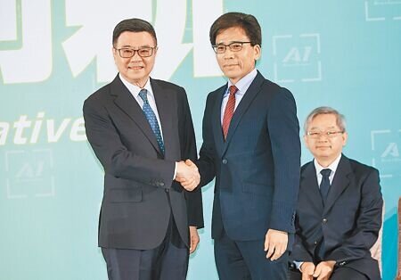 
準閣揆卓榮泰（左）16日宣布將由彭金隆（前右）接任金管會主委。（郭吉銓攝）
