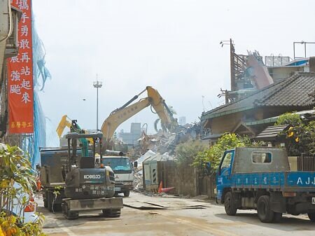 花蓮市天王星大樓因強震造成倒塌,縣府5日展開拆除工作,經13天工程16日已拆到1樓,預計17日可收尾。(羅亦攝)