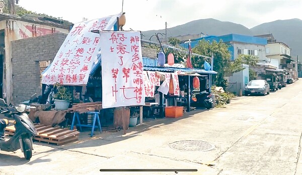 去年小犬颱風重創台東蘭嶼,行政院長陳建仁昨視察蘭嶼災後復原情況,鄉民在街道上高掛布條表達不滿。記者徐白櫻/翻攝