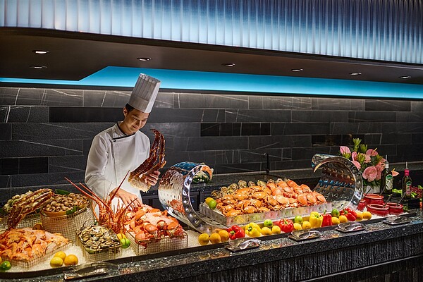 台北漢來大飯店島語自助餐廳日前爆發疑似食物中毒事件,經過衛生局採檢結果為陰性,環境缺失也已改善完成,北市衛生局今表示不會開罰。圖/台北漢來大飯店提供