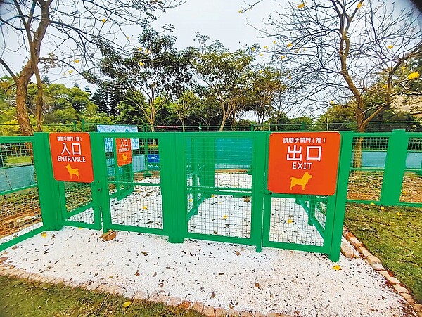 桃園市目前設有24座寵物友善公園,中壢區興仁親子公園及過嶺森林公園增設寵物友善專區近期啟用。(桃市動保處提供/呂筱蟬桃園傳真)