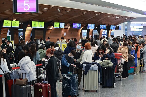 不少人喜愛出國旅遊,為了省點機票錢,往往會選擇搭乘廉航。示意圖,與新聞當事者無關。記者黃仲明/攝影