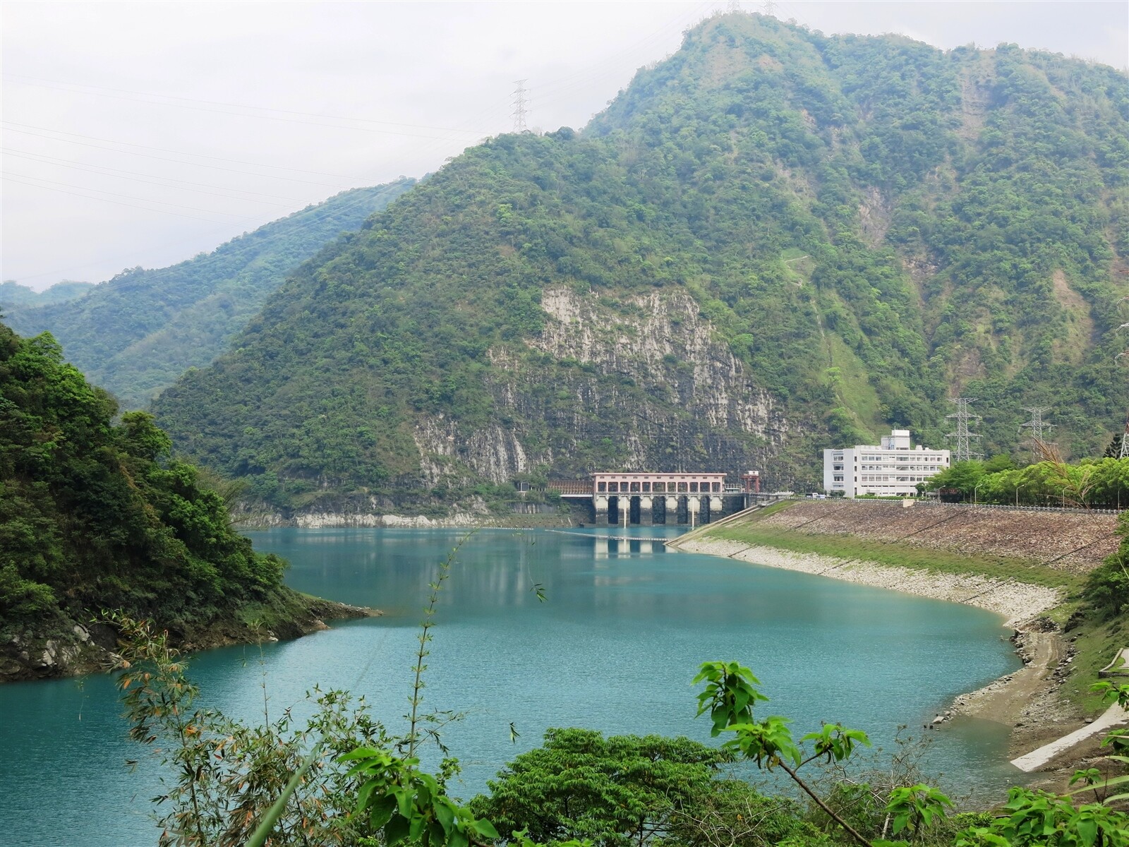 明潭電廠是全台最大的抽蓄水力發電廠，是穩定台灣電力供應關鍵，昨天傍晚三部機組跳電，引發全台電力吃緊。圖／本報資料照片 