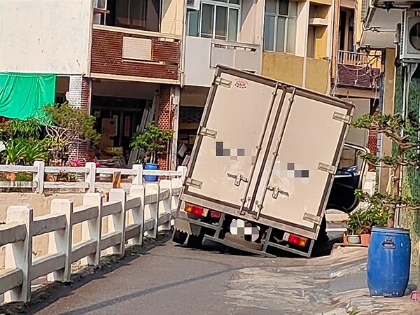 台南市東區府連地下道旁廻車道,16日中午12點多突然發生路面下陷,小貨車右後車輪卡在坑洞內。圖/翻攝自/府城大小事臉書社團