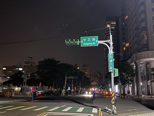 16日晚間9點45分,桃園區中正路一帶也突然停電,目前影響7045戶。圖/凌濤提供