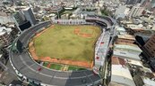 新竹棒球場內最新現況曝光　外野潮濕紅土長雜草「像發霉了」