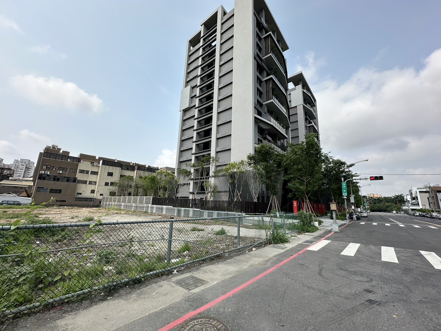 中央要在台中市北屯區南興一路此處空地興建社會住宅,但社區的車道設計與隔壁的「水岸岩」社區相鄰,引起居民憂心。記者黃寅/攝影