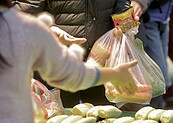 傳統市場未納限塑　環部：明年預告擴大塑膠袋管制草案