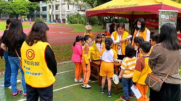 ▼永慶房屋熱情參加國小園遊會，規劃趣味遊戲，吸引眾多小朋友前來遊玩。