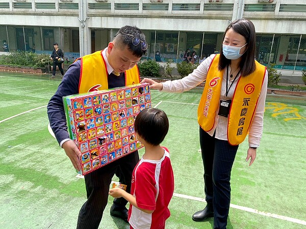 ▼永慶房屋除了贊助太平國小活動帳篷與物資外,提供戳戳樂遊戲,陪伴學生享受兒童節。