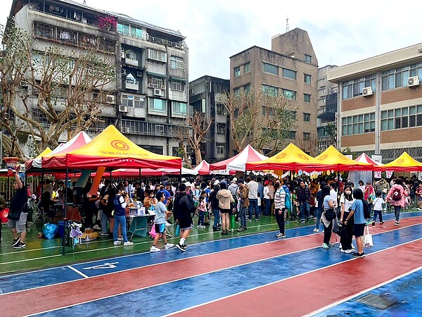 ▼永慶房屋提供河堤國小30頂帳篷,讓學生在下雨天仍然可以舉行活動。