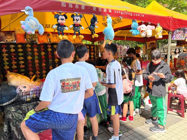 ▼永慶房屋全力支持學校舉行園遊會活動，提供物資及人力協助，添增地方商圈歡樂氣氛。