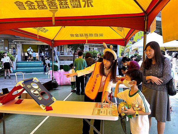 ▼永慶房屋參加新北市中和區復興國小，規劃丟沙包小遊戲與民眾同樂。
