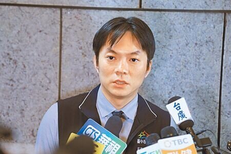 燒肉名店「和牛EMPEROR」被控使用過期食材,台中市法制局長李善植17日表示,已受理18件消費申訴案件。(林欣儀攝)