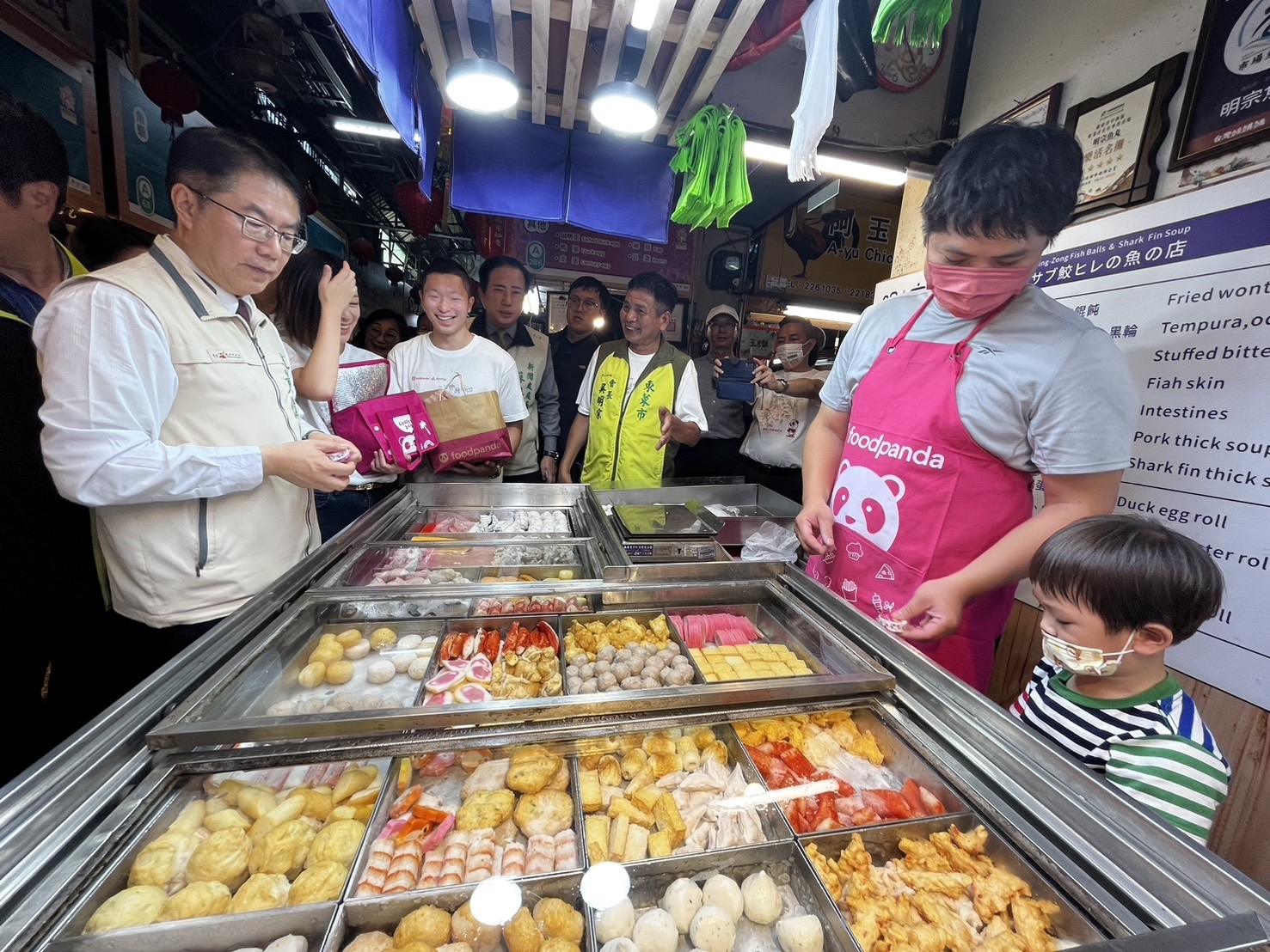 外送平台業者foodpanda與台南7處傳統市場推出外送服務，市長黃偉哲（左）昨為此宣傳，也逛東菜市名攤。記者吳淑玲／攝影 