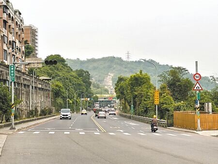 
新北市汐止區康寧街拓寬迄今近2年，馬路變得筆直寬敞，中油明湖加油站到樟江大橋路段從2線道變成4線道。改車族不時深夜「炸街」，引發民怨。（高鈞麟攝）
