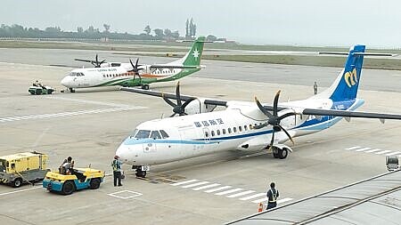 金門地區17日一早又遭濃霧侵襲,能見度不足200公尺,海空交通再度停擺,近2000人行程受阻;所幸昨上午10時左右濃霧逐漸散去,班機恢復正常起降,搶運旅客返台。(于家麒攝)