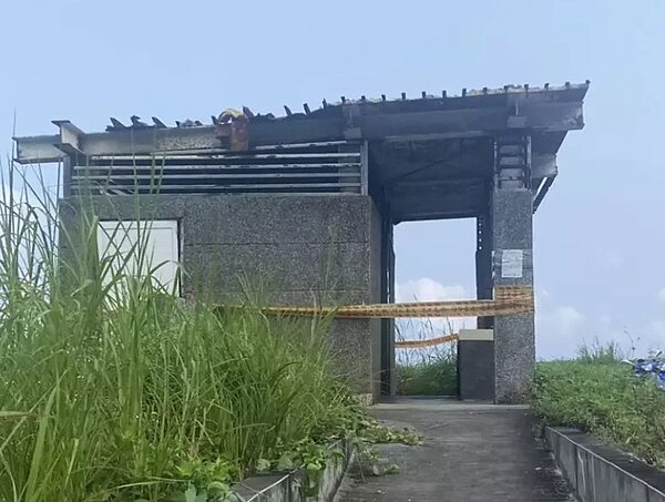 台東縣綠島鄉公所在熱門石朗潛水點旁興建公廁，解決潛客如廁需求，但災損整修至今已逾半年時間，仍封閉停用，造成潛客不便，抱怨工程牛步。圖／讀者提供
