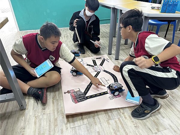 石榴國中國一新生招生超額抽籤,由里長蔡方聰代表抽籤,市民代表李美瑤及家長會長何昌隆擔任見證人。(石榴國中提供)