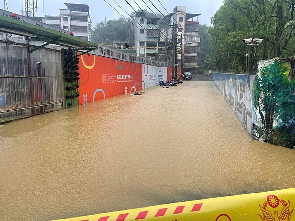 新北市汐止新建的社宅「崇德好室」前因暴雨嚴重積水。圖／取自新北市議員張錦豪臉書