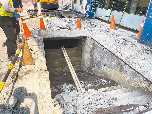 高雄火車站前建國路人行道改善工程施工過程挖出50年歷史地下道,讓施工團隊驚訝,為維護路面安全,將進行回填。(高雄市工務局提供/任義宇高雄傳真)