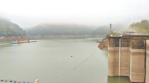 今年春雨不如預期，因持續供水，桃園石門水庫水量急降，截至17日蓄水率僅剩24.3％，北水分署盼5月梅雨季帶來雨勢舒緩水庫壓力。（北水分署提供／呂筱蟬桃園傳真）