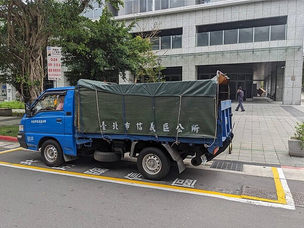 為滿足具公共服務和不可替代性的車輛臨停需求，台北市全國首創「共用臨停區」，供復康巴士、長照車輛、計程車和貨車停放，目前已有18處，並供鄰里申請，目標年底達100處。（台北市交通局提供／劉彥宜台北傳真）