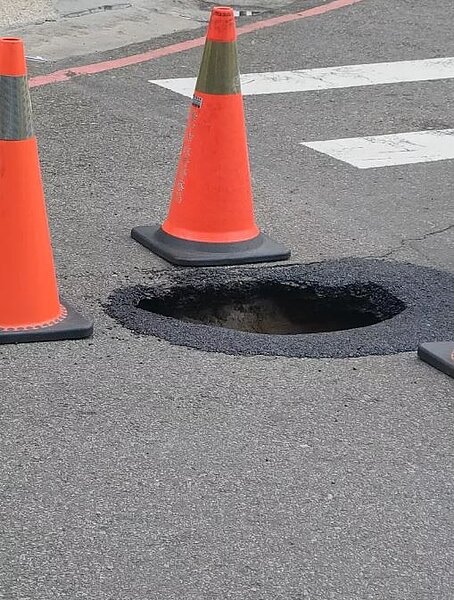 台中市大里區美村街218號前出現路面凹陷。圖/江和樹提供