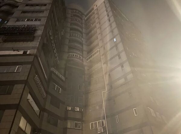 桃園又傳停電,今晚9時17分許,平鎮宋屋變電所ON53饋線 (CO)電驛動作跳脫事故,影響3094戶,社區大樓一片漆黑,只剩發電機緊急自主供電。圖/平鎮警分局提供