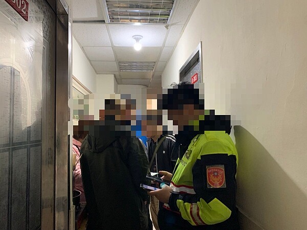 新北市府為查緝非法日租套房,聯合相關機關聯合稽查,以維護旅客合法住宿安全。圖/新北觀旅局提供