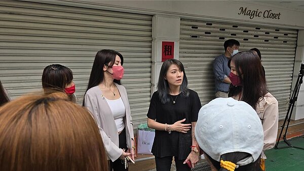 民進黨台北市議員顏若芳指出,被害民眾警覺魔法衣櫥無預警歇業後,隨即籌組自救會,她也接獲數十名被害者陳情。圖/台北市議員顏若芳提供