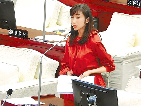 前台北市長柯文哲任內訂下台北大巨蛋營收分潤機制,遭民進黨北市議員許淑華質疑,負責營運的遠雄集團當房東就可以有高額分潤,做無本生意讓口袋賺飽飽。圖/台北市議員許淑華提供