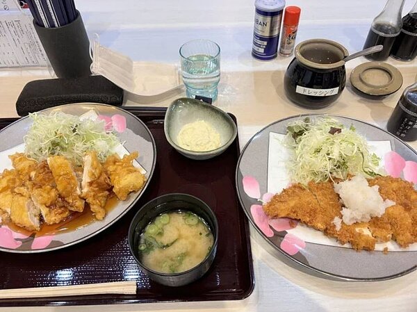 一位日本網友吃飯時店家上錯餐,但後續乾脆再補一份,讓網友意外吃到雙主菜。圖/擷自X