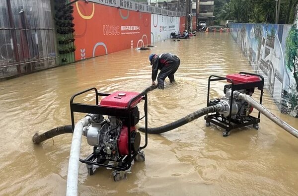 新北市汐止區中華街18日早疑因建案施工導致淹水,汐止區公所調派抽水機加強排水。圖/汐止區公所提供